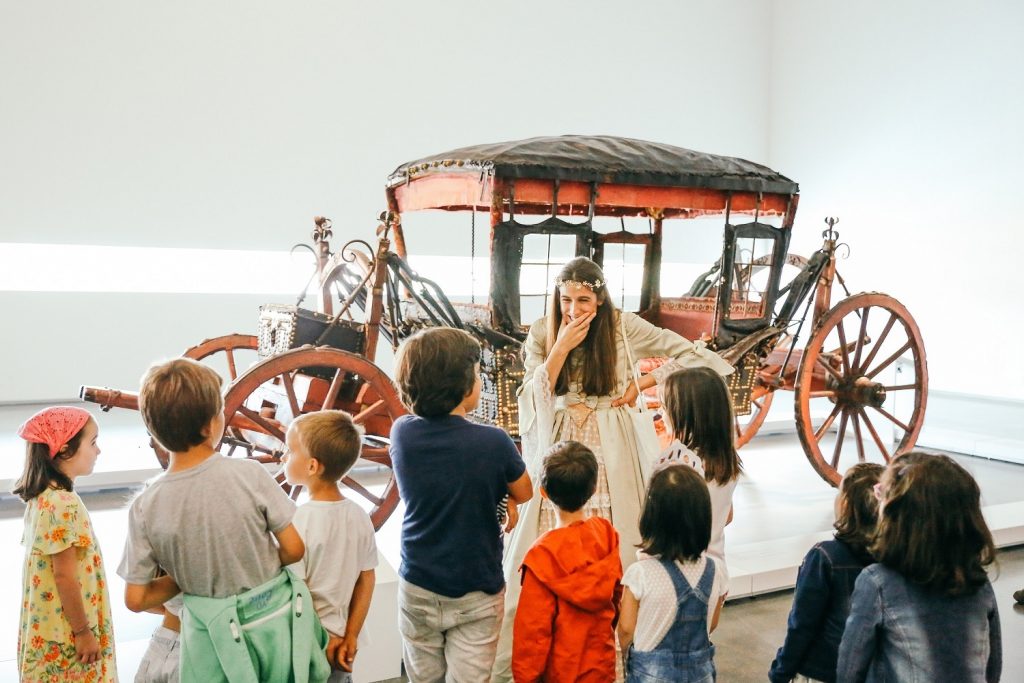 A Rainha mostra o Museu dos Coches