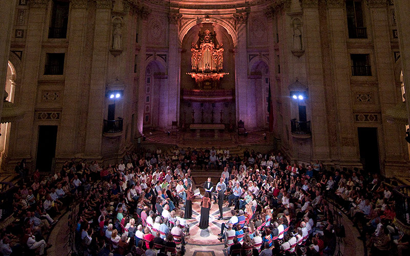 Diálogos Improváveis no Panteão