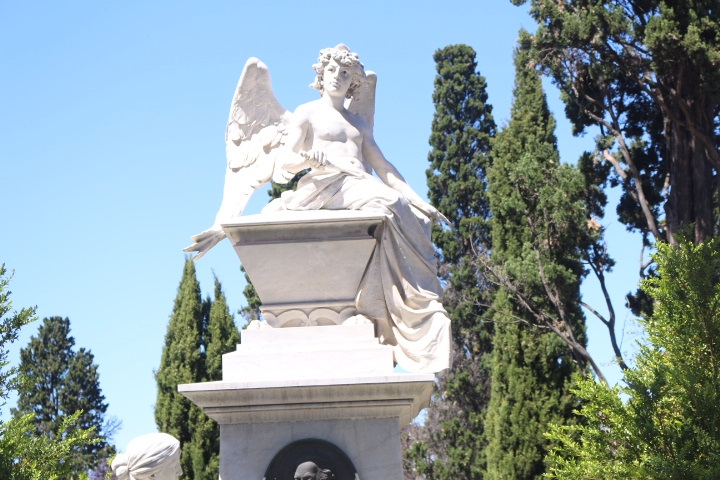 Odisseia de mitos e símbolos no Cemitério dos Prazeres