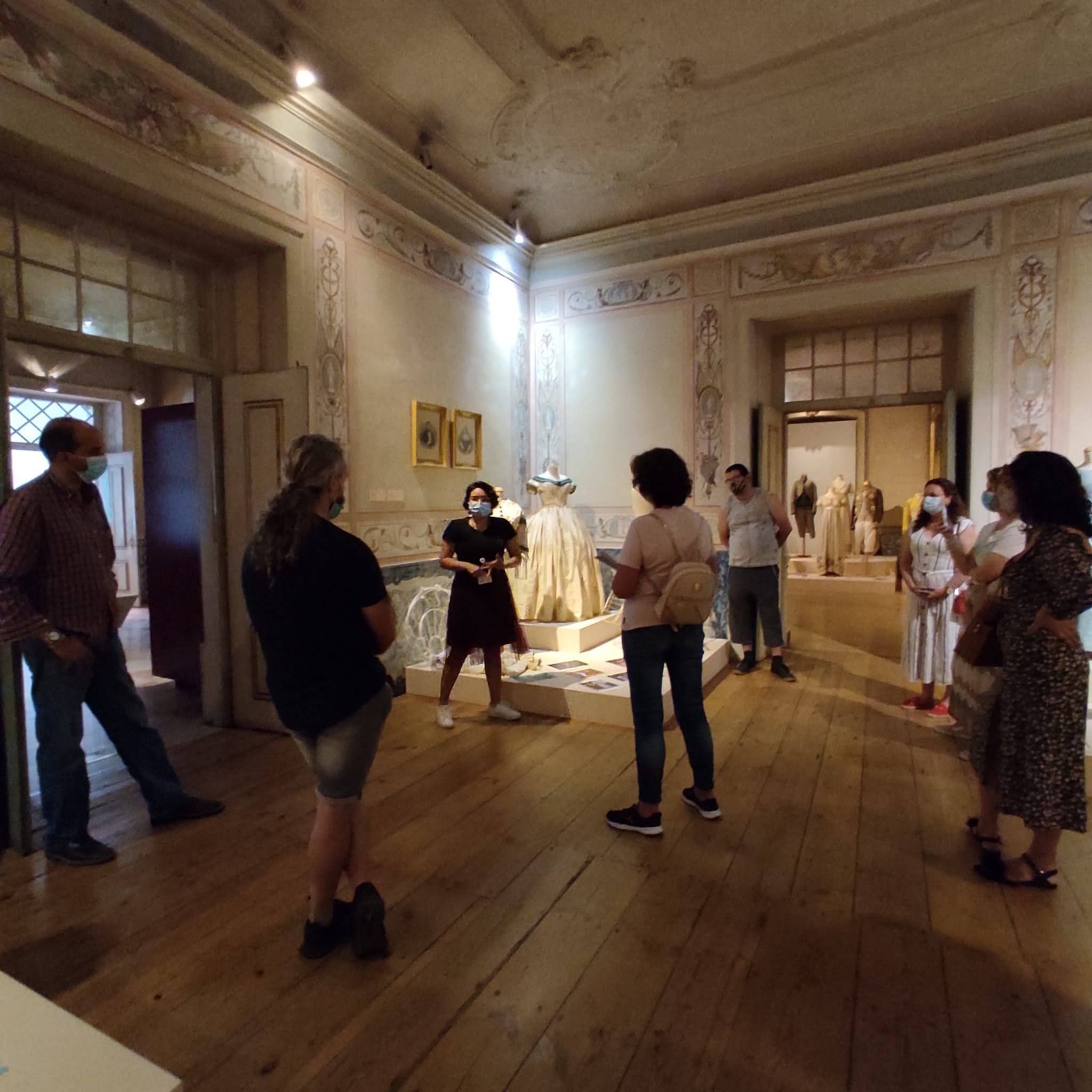 O Traje em cena: a história da indumentária à luz do cinema e da televisão