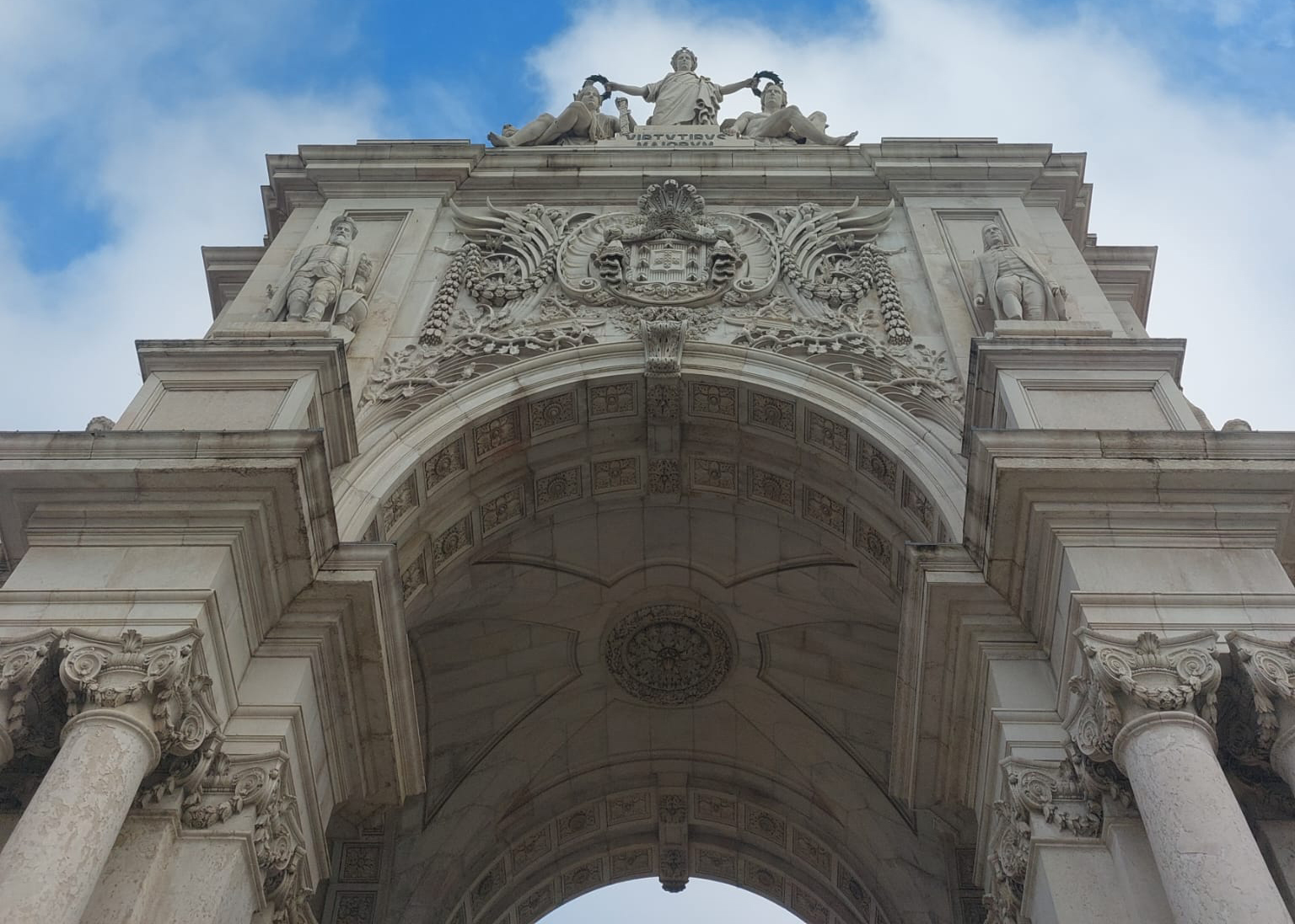 Um passeio pela história de Lisboa através das suas inscrições