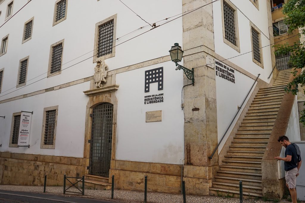 Aljube de portas abertas