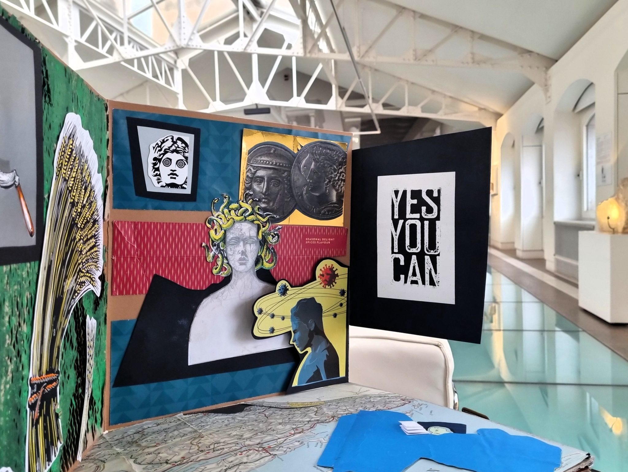 O mito de Medusa em pop-up